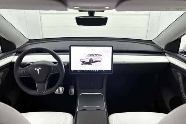 Tesla Model_Y (2023) thumbnail 5
