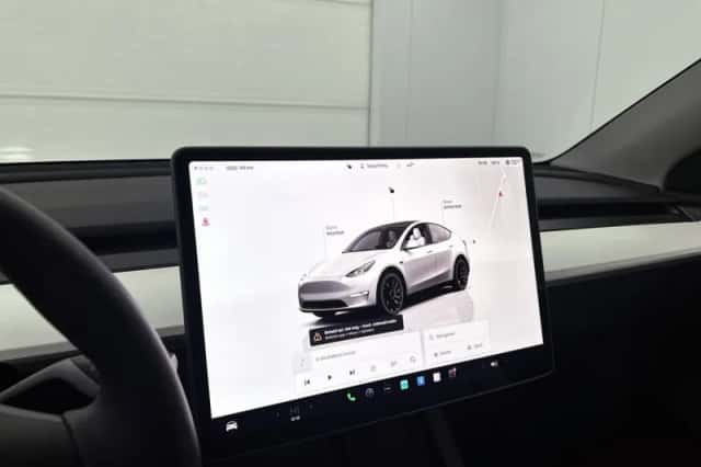 Tesla Model_Y (2023) thumbnail 6