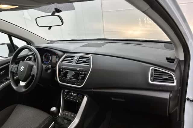 Suzuki S-Cross (2016) thumbnail 6