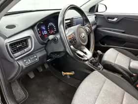 Kia Stonic (2018) thumbnail 32