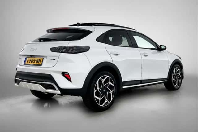 Kia XCeed (2023) thumbnail 2