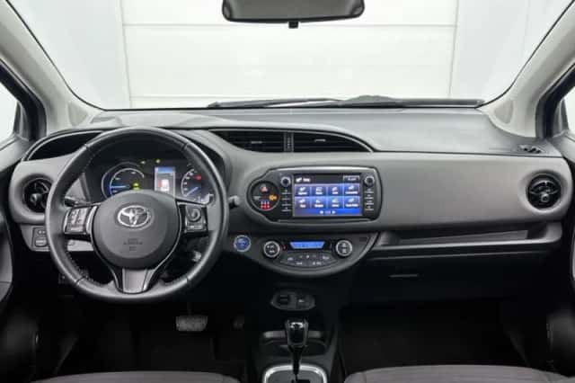 Toyota Yaris (2017) thumbnail 4