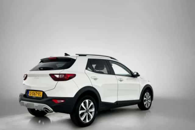 Kia Stonic (2023) thumbnail 2