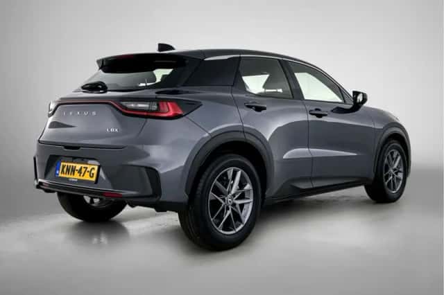 Lexus LBX (2024) thumbnail 2