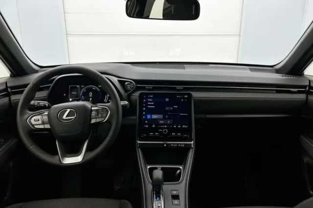 Lexus LBX (2024) thumbnail 4