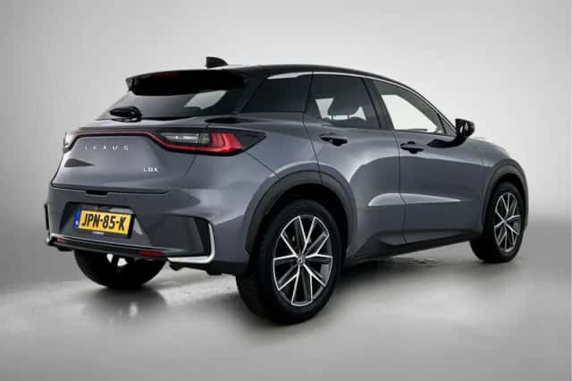 Lexus LBX (2024) thumbnail 2