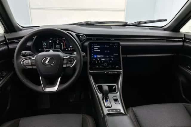 Lexus LBX (2024) thumbnail 4