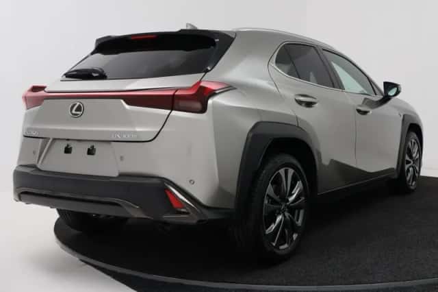 Lexus UX (2026) thumbnail 2