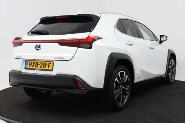 Lexus UX (2021) thumbnail 2
