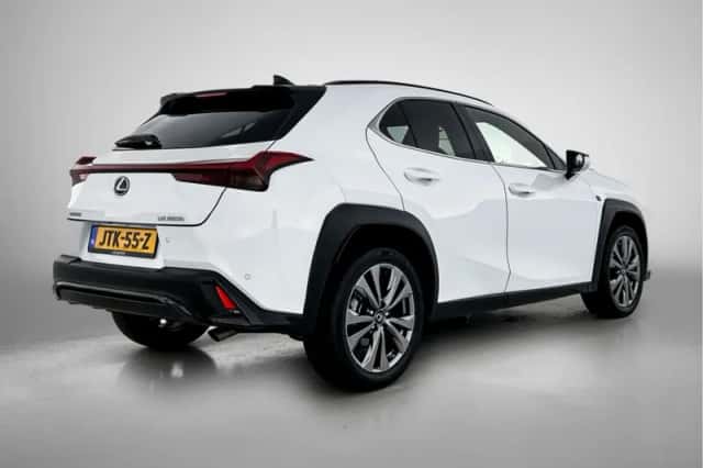 Lexus UX (2024) thumbnail 2