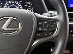 Lexus UX (2024) thumbnail 15