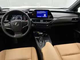 Lexus UX (2024) thumbnail 4