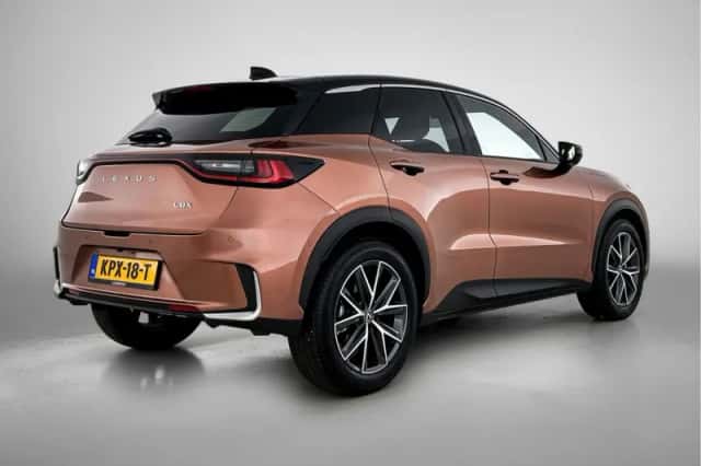 Lexus LBX (2024) thumbnail 2
