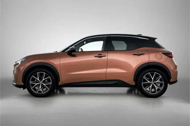 Lexus LBX (2024) thumbnail 3