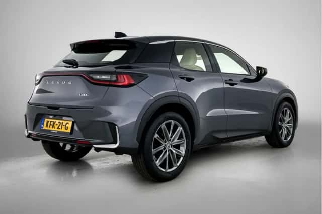 Lexus LBX (2024) thumbnail 2