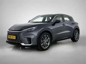 Lexus LBX (2024) thumbnail 2