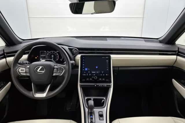 Lexus LBX (2024) thumbnail 4