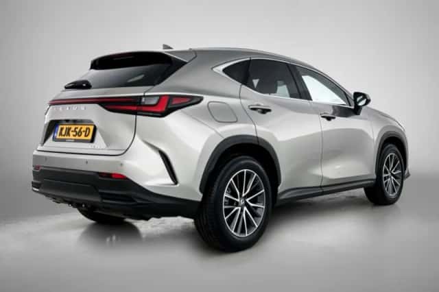 Lexus NX (2025) thumbnail 2