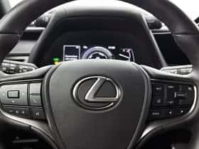 Lexus UX (2024) thumbnail 17
