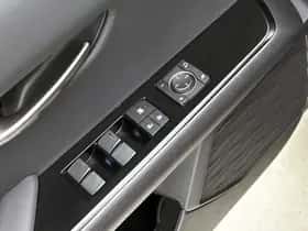 Lexus UX (2024) thumbnail 21