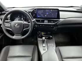 Lexus UX (2024) thumbnail 4