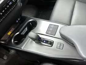Lexus UX (2024) thumbnail 10