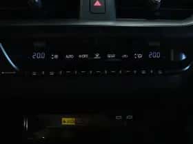 Lexus UX (2025) thumbnail 12