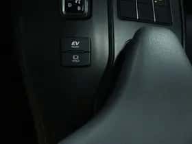 Lexus UX (2025) thumbnail 17