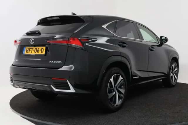 Lexus NX (2017) thumbnail 2