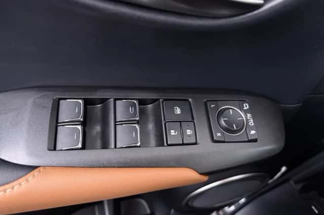 Lexus NX (2017) thumbnail 4