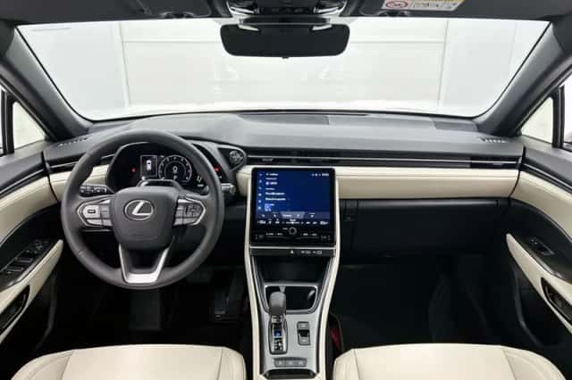 Lexus LBX (2024) thumbnail 4