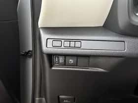 Lexus LBX (2024) thumbnail 33