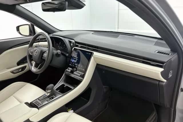 Lexus LBX (2024) thumbnail 6
