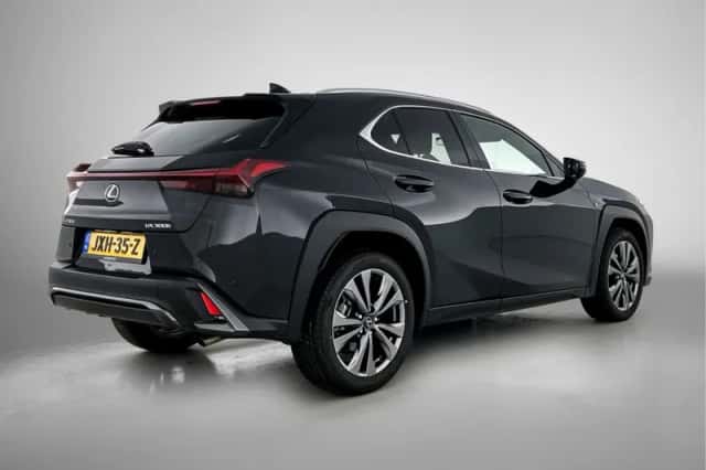 Lexus UX (2025) thumbnail 2