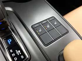 Lexus UX (2025) thumbnail 18