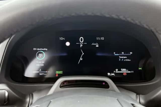 Lexus UX (2025) thumbnail 5