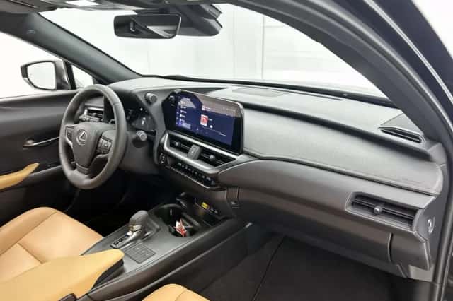 Lexus UX (2025) thumbnail 6