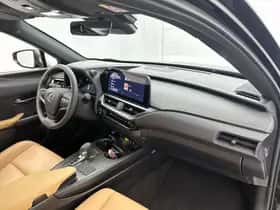 Lexus UX (2025) thumbnail 6