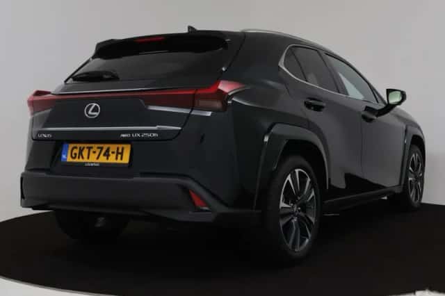 Lexus UX (2024) thumbnail 2