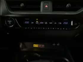 Lexus UX (2024) thumbnail 11
