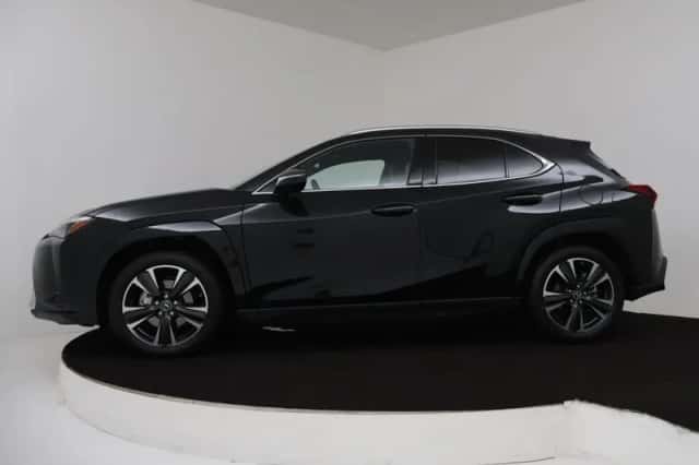 Lexus UX (2024) thumbnail 3