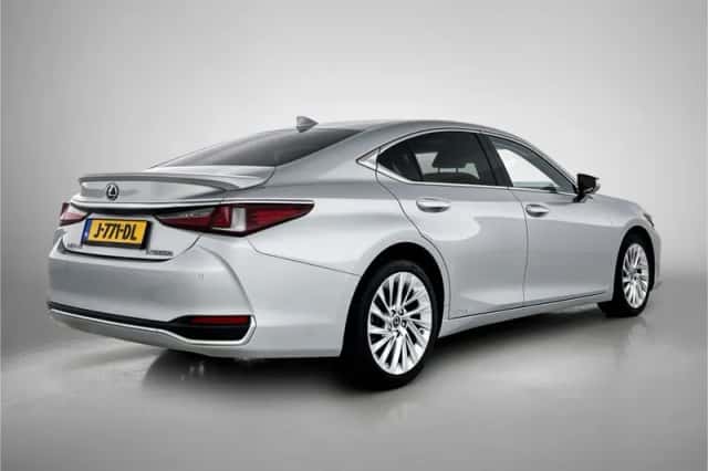 Lexus ES (2020) thumbnail 2