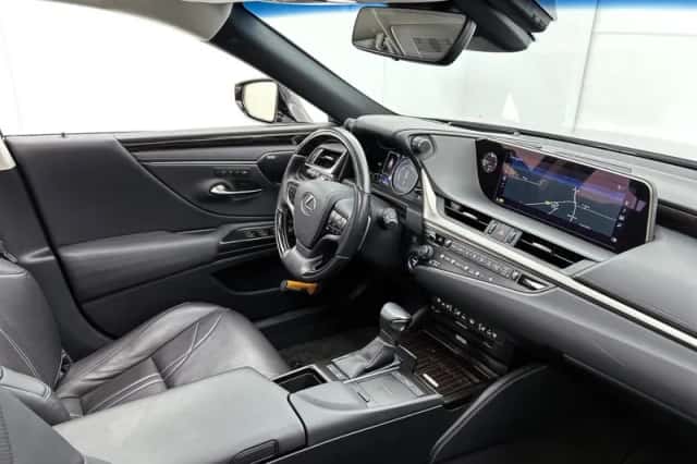 Lexus ES (2020) thumbnail 6
