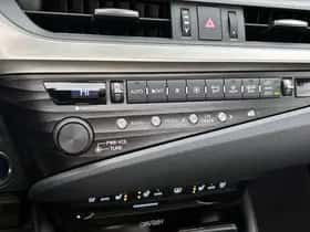 Lexus ES (2020) thumbnail 9