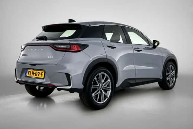 Lexus LBX (2024) thumbnail 2