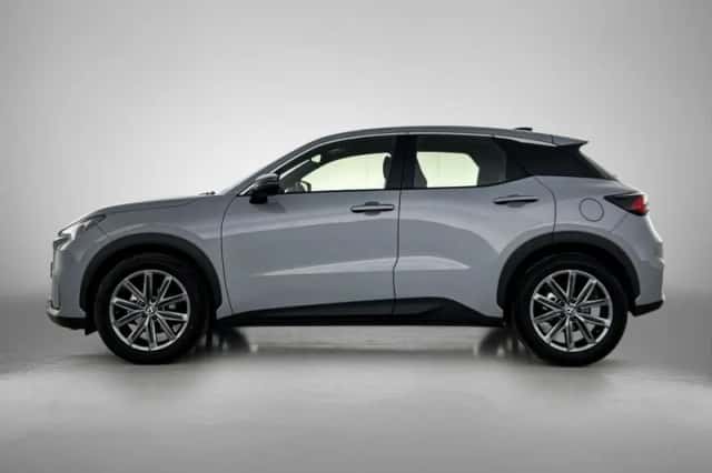 Lexus LBX (2024) thumbnail 3
