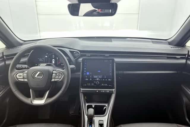 Lexus LBX (2024) thumbnail 4