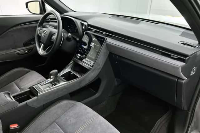 Lexus LBX (2024) thumbnail 6