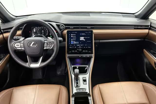 Lexus LBX (2024) thumbnail 4