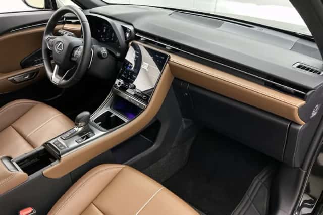 Lexus LBX (2024) thumbnail 6